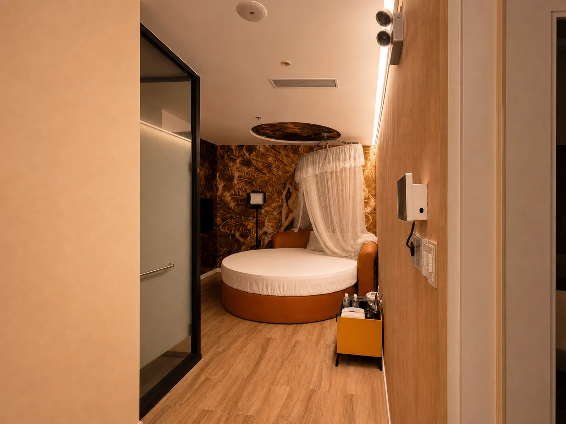 Golden Phoenix Sauna Canopy Round-Bed Room